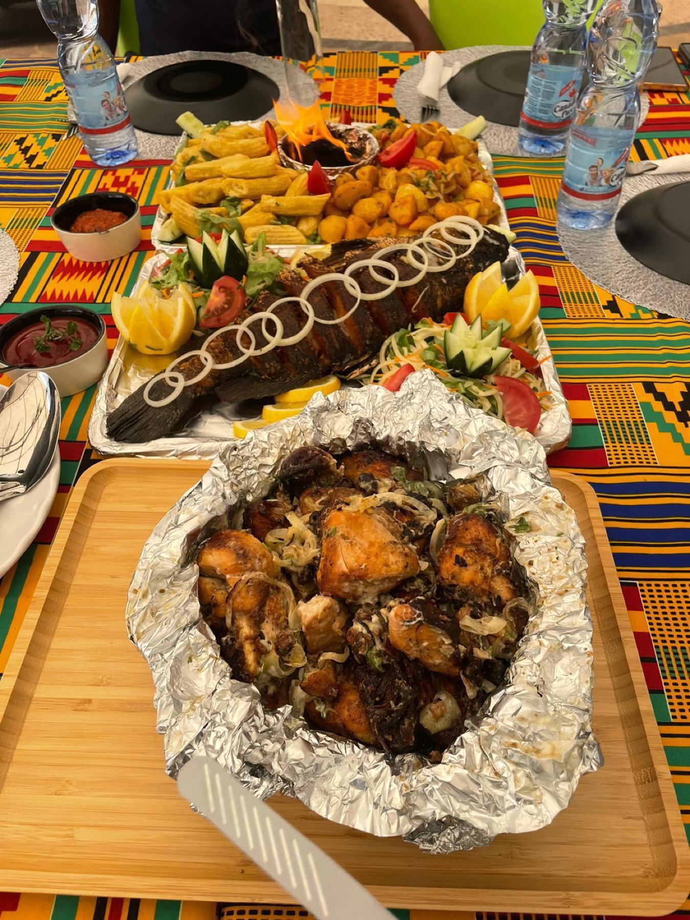Poisson braisé sur table kente